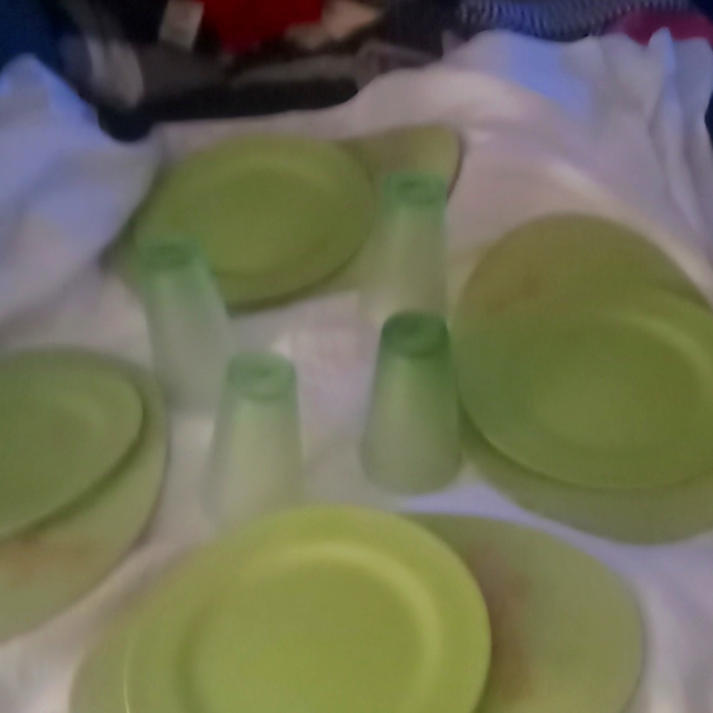 12 PCs. Place set, 4 plates, 4 mats, 4 cups